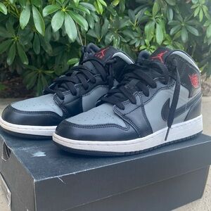Air Jordan Mid Youth